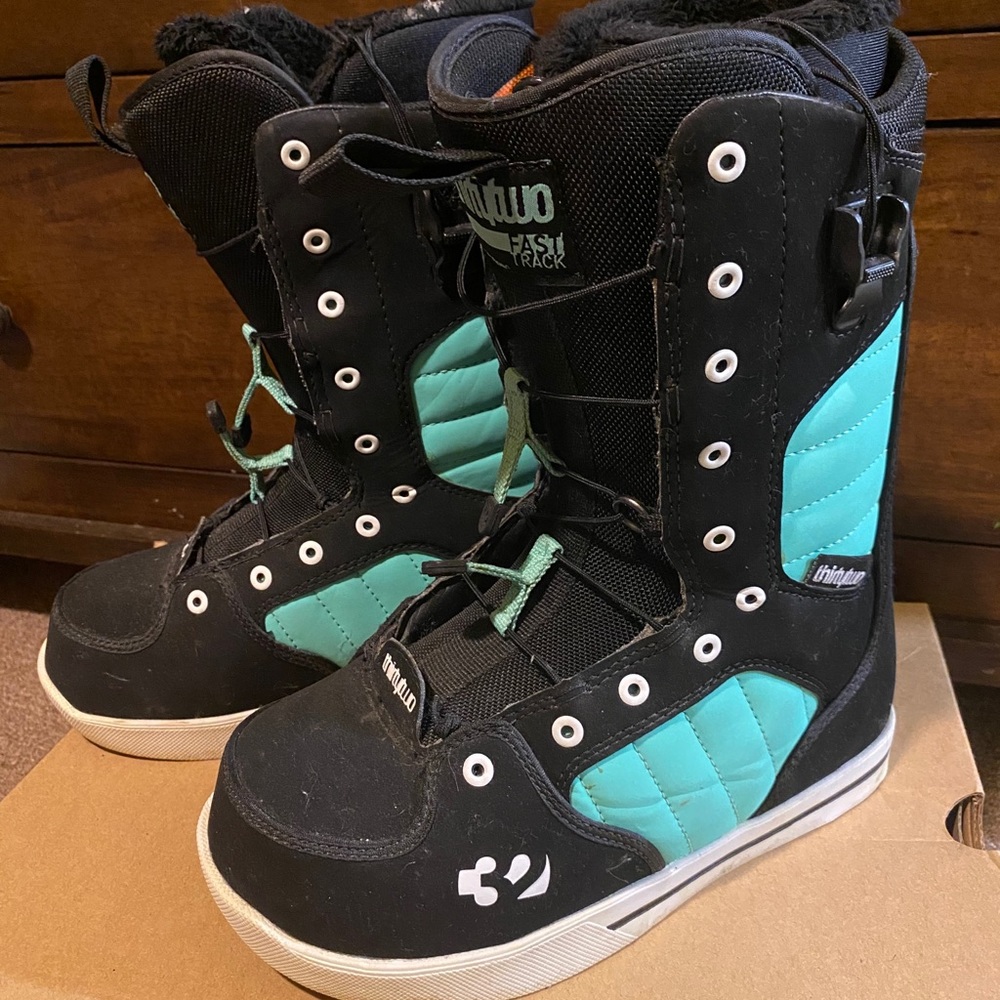Snowboarding boots